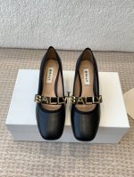 Bally 官网同步，2025春夏新款，时尚粗跟平底马丽珍logo 字母单鞋，走秀款芭蕾舞鞋款式新颖别致，采用方形头型设计 配以Bally 字母扣搭设计突出品牌