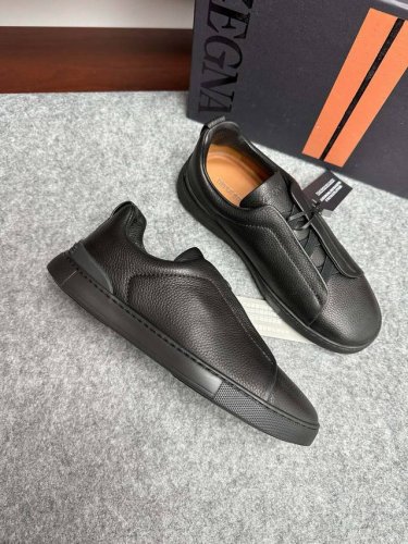 实价 。Zegna2024Ss新款爆款杰尼亚休闲运动鞋 Triple Stitch 是一款精致的休闲鞋履，饰有标志性三重交叉松紧细节，灵感源于三重手缝线迹造型