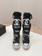 香奈儿 Chanel 24S隐藏款帆布小白鞋！ Vintage感满满，中古复刻款get啦～ 高邦帆布适配秋冬，涂鸦风格就很chanel。 配合袜子就很复古学院的