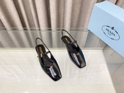 Prada 普拉达 25Ss 春夏新款 平跟方头后空凉鞋简单的设计大概就是它最让人喜欢的点 不是烂大街的那种 很有自己的品牌个性面料：进口小牛漆皮内里：进口混种