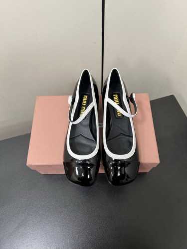 Miu Miu 缪缪 2025早春新品钮扣粗跟玛丽珍 专柜主打最新走秀款 蝴蝶结复古玛丽珍粗跟单鞋火爆上新！ 缪家高货 顶级工艺打造精品质感 无敌舒适 绝对是一
