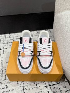 顶级版本 情侣款LV 路易威登L家 Trainer 25 冰裂纹 水洗工艺 新款 情侣款 休闲 运动鞋 滑板鞋 LV Trainer 运动鞋的灵感源自复古篮球鞋