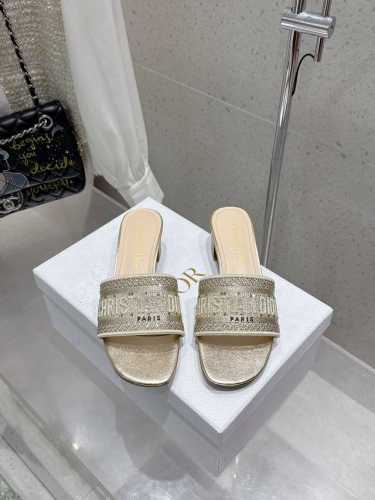 顶级版本 刺绣款 平底 中跟 水钻款 平底 中跟 Dior 2025专柜新出 迪奥刺绣字母拖鞋鞋面饰以 Miss Dior Graffiti 图案标志刺绣Mis