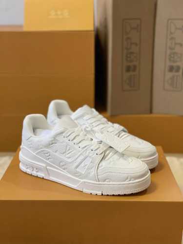顶级版本 上线男款39-44 45.46 款号VL0230Virgil Abloh 向篮球鞋设计汲取灵感，推出标志性 LV Trainer 运动鞋，经典的花纹富