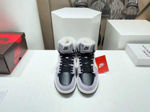 出厂:毛鞋 独家顶级版本 Air Jordan耐克联名23vs秋冬季最新王炸爆款系列 情侣彩色拼毛休闲鞋 唯独一款牛皮拼接纯羊毛的高帮鞋，耐克乔一情侣毛鞋让鞋迷