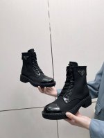 出厂价 2052Sss重推磅出普达拉最新款长靴 Prada早春t台走网秀红款同＂造梦不夜城＂，Prada能在重要场合用得上了，清新风带点小贵气感觉的，上脚非常百