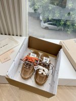G027代购级别独家首发miumiu缪缪 春夏新款英伦风系带乐福鞋miumiu秀场适当独一无二的擦色工艺工艺来自miu Miu系列的细节特写 新季的潮流要素一