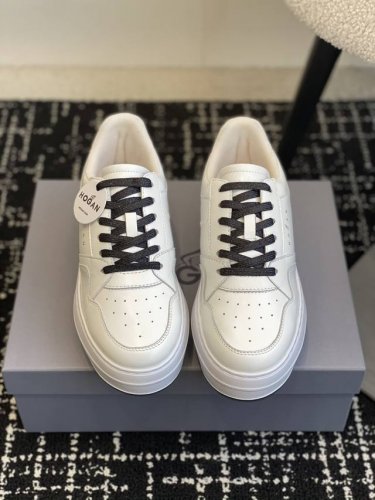 代购级 HOGAN 24ss 春夏最新运动休闲系列 松糕厚底休闲鞋 拼色工艺~休闲运动鞋履精湛手工设计融入军装元素兼职实用与个性造型感;多元材质融入缤纷创作灵感