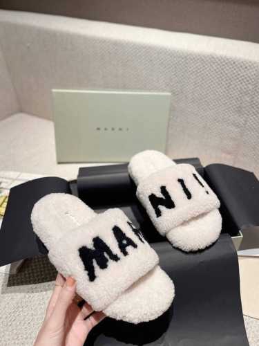 跑量款 Marnl*主推款毛拖 Marni 新款fussbett毛毛鞋 顶级品质 全新冰岛羊羔毛，双层皮毛一体鞋面舒适柔软，利落线条勾勒别致廓形，挥洒自信时髦。