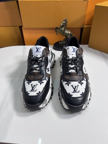 出厂价 Lv 高帮新款男士休闲鞋，全球限量款鞋面采用原版皮料logo鞋面顶级做工 ！内里垫脚:纯进口羊皮内里 系带板鞋舒适透气 奢华尊贵 ！男鞋码数：38-44