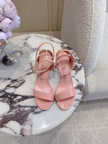 出厂价 Christian Loubouti* 新款红底高跟凉鞋 花朵鞋跟设计非常有特点 流畅的曲线勾勒曼妙风情 尽显性感风姿 万年经典款 鞋面牛皮 真丝 内里