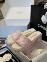 360(飞机盒10)代购级Chanel 香奈儿2025双C链条拖鞋 众多明星网红上脚，国内外博主刷爆的一个百搭系列，春夏衣橱搭配必备 凉鞋首选. 鞋面：进口超柔