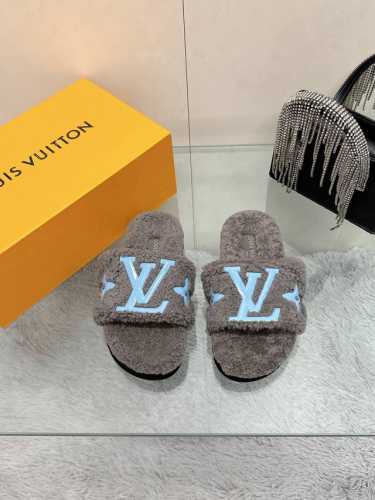 工厂直 Louis Vuitton 2024新款羊毛拖鞋细柔软羊毛 頂级品质纯皮毛一体直毛打造！超温暖的感觉，穿上仿佛踩在云朵上lv经典老花装饰，精致高级！让这