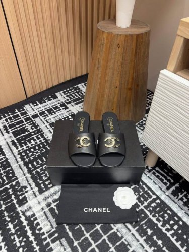 25Fw春夏新款chanel小香水钻双c一字拖鞋 穿不腻的百搭凉拖 超经典的一款 休闲中带着精致 气质拿捏稳妥 今年春夏绝美加分宝藏！ 鞋面：小羊皮 天鹅绒 内