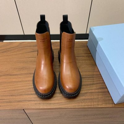 prad* 秋冬切尔西短靴。经典的p家靴型，搭配擦色牛皮鞋面，靴口搭配松紧材质、质感和细节拉满。鞋底有一定的厚度，增高效果不错超显腿长 材质：原版擦色牛皮，牛皮
