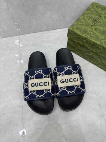 男女同款GG拖鞋这款拖鞋采用 GG 聚酯纤维制成，正面饰有 Gucci 标签，为款式增添了醒目的徽标感。米色 GG 再生聚酯纤维男女同款皮革饰边“Gucci M