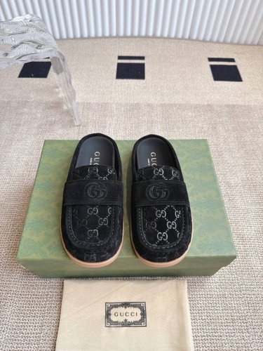 Gucci 古驰双G博肯包头拖鞋 这款多功能设计结合了品牌的传统与现代感，展示了一个压印的标志，增添了一丝标志感。采用麂皮制成，这双鞋提供了一种流畅的轮廓和耐用