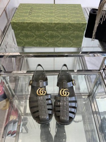 Gucci春夏新款 双G果冻凉鞋 TPU材质。专柜购买原版 ，所有细节、材料 ，全部跟你在专柜买到的都一样 ！模具耗时一个半月，一对鞋子的模具重达1吨！真正能做