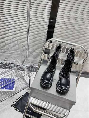 涂鸦 男+50 #情侣款 Balenciaga 巴黎世家bulldozer Boots推土机系列 巴黎世家的设计风格一直以来都是风格明显.暗黑.机车.夸张不走寻