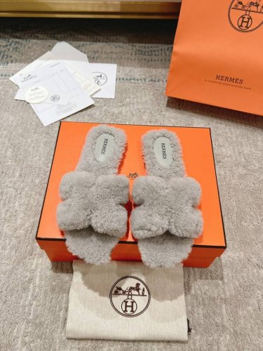 经典二舅毛拖 澳洲进口羊羔毛魔术贴爆款跑量拖. 顶级代购品质独家原版定制 精致的油边工艺%脚感舒适越穿越好看！ 原版皮毛一体羊毛材质+原版真皮底 日常通勤逛街都