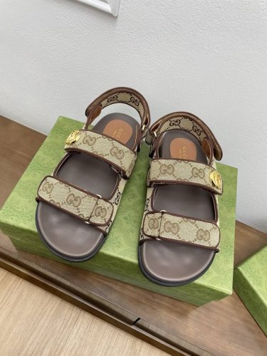 顶级版本Gucci2025古驰早春系列Gg水晶钻扣魔术贴双G G扣沙滩拖鞋凉鞋 顶级代购品质！原版1:1复刻，毎个细节皆经过精心打磨细腻制作.可与Zg对比如一，