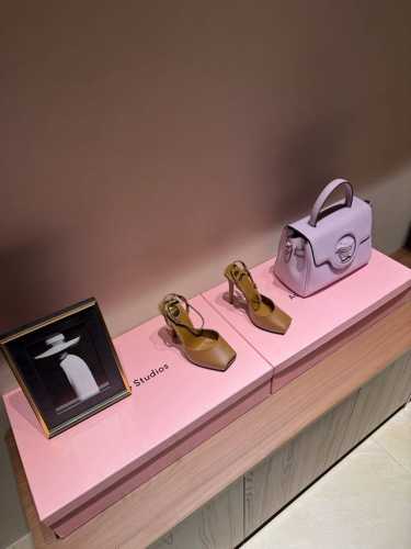 独家新款上架 Ysl 圣罗兰 Ss2024夏季鱼嘴 高跟新品 走秀款高跟凉鞋2024全新春夏系列后带方扣高跟凉鞋 ！ 尖头高跟拖鞋淡淡的夏日里怎么少得了一双仙女