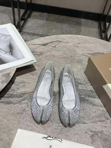 Cl X Maisonmargiela 马吉拉 联名款 分趾 玛丽珍 单鞋 火爆来袭！太香了，靓丽多彩少女感扑面而来！ 不容错过的时尚单品 简单又有格调的美