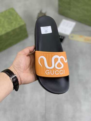 工厂价 GUCCI 古奇蛇年新款休闲拖鞋，原版官网1:1、完美做工 透射出一种尊贵奢华，于古奇高端超凡工艺中升华其奢侈定义。原版古奇双G组合大底，码数：37-4