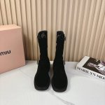 Miumiu缪缪2024Vs秋冬最新走秀爆款系列 今年最值得入手的靴子 没有之一！超多网红明星上脚 。Miumiu今年秋冬确实泰酷辣，采用进口小牛皮，让看起来更