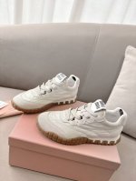 miu Miu 25Ss 春夏新款走秀Miumiu 德训 休闲鞋P350 秀场工艺来自Miu Miu系列的细节特写 新季的潮流要素 与此刻挚爱的概念，多元对撞，