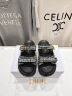 高版本出厂 高品质 Dior*迪奥D家2025Ss春夏新款魔术贴沙滩拖鞋～ 经典版型 搭配贴合脚型的内底，采用格外轻盈、舒适的特殊面料制作。鞋面饰带采用魔术贴开
