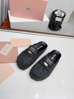 高品质出品 金币半拖鞋高级感十足，一瞬间就成了miumiu的史诗级款式，鞋面中间嵌入“金币”复古又时髦，藏起来这种可爱小心思又甜又酷，鞋型圆润秀气，一点也不笨重
