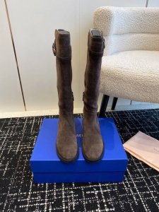 代购级牛反绒 小牛皮 Sw Soho及膝靴加入抢眼的饰扣 的为经典及膝靴增添一抹现代的都市风范 60毫米的沟纹鞋底符合当下的时尚潮流，同时又保持轻便与耐穿结构，