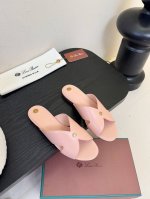 Loropiana 25Ss 新款 拖鞋系列 Lp一直是以好穿舒适为主的设计风格 这几年老钱风穿搭超级 这款乐福鞋也不例外 简约的设计理念搭配品牌经典的颜色做点