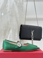 厂价 Roger Vivier｜Rv经典 尖头水钻玛丽珍高跟鞋 原版定制鞋楦 版型超正 超显气质 真是越看越上头那种 什么神仙鞋也太美了吧！ 完全仙女下凡闪闪亮