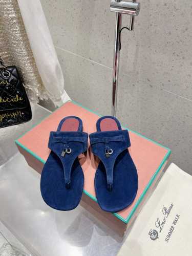 Loro Piana 25春夏LP顶级版本英伦宝石吊坠夹脚平底拖鞋凉鞋原来这就是传说走两万步都不会累脚的夹脚凉鞋把颜值和脚感都拿捏住了，上脚一走就会被彻底沦陷～