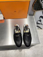 顶级版本 Hermes 爱马仕经典女士半拖 今年h最新限量色 凯莉mini Kelly扣 半拖 、纯进口特定小牛皮，手工制作. 高端订制 正品开模定制 手工缝制