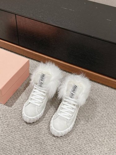 顶级品质 Miumiu Fw24 New Arrival～ 缪缪2024秋冬新款高帮毛毛鞋 Miu家最好看的的毛鞋之一，经典又好看， 鞋舌miumiu 字母点缀