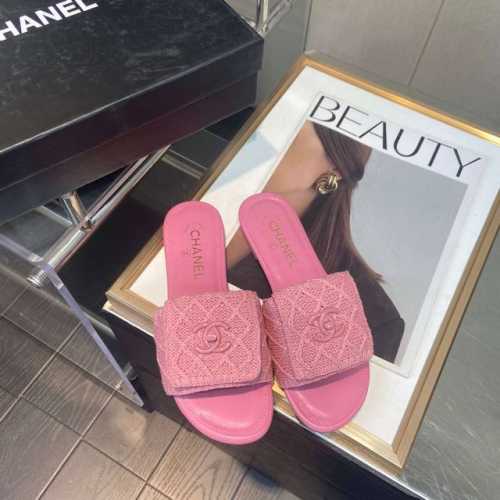 橙子出厂价P Chanel 香奈儿春夏新款 经典书包扣翻盖毛织拖鞋 经典永不过时～翻盖式书包锁扣设计风格～显瘦百搭～穿不腻的拖鞋！脚感非常舒适！凸显优雅的爆品。