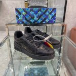 顶级版本 上线男款39-44 45.46 Virgil Abloh 向篮球鞋设计汲取灵感，推出标志性 LV Trainer 运动鞋，经典的花纹富含着整体的特性，