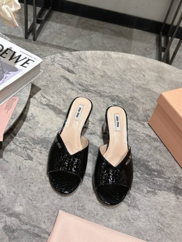 miumiu25春夏新品高品质鱼嘴粗跟凉拖，气质小女人风，鞋跟盘镶嵌施华洛世奇水钻，闪出新高度鞋面:对版菱格漆皮内里垫脚小绵羊皮进口真皮大底跟高:5.5cm码数