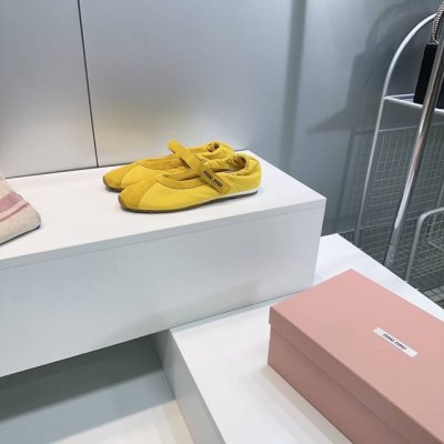 高品质出厂 ！顶级品质Miumiu 缪缪 25春夏新款一字扣带玛丽珍单鞋饼干鞋阿甘鞋休闲运动鞋！ Miu家最新爆款 前卫大胆的设计，风格融于此款厚底帆布运动鞋的
