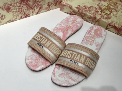 出厂： 粗跟 Dior 迪奥经典 春夏度假系列 刺绣平底拖鞋 跟高：平底、粗跟4.5Cm 码数：34-42