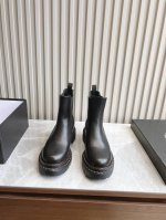 出厂 顶级版本 新品普拉达2024秋冬走秀款靴子 太古汇原版购入爆拆复刻 鞋子上脚很轻便，走路舒适度都很赞 运用三角标设计风格值得拥有 鞋型韵味超赞，非常有特色