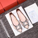 重磅新品、Rv 时尚蛋卷鞋---限量版---完美再现rv式经典款 独家上新以其永恒经典的象征 专柜同步，面料柔软环保混种羊皮 ，上脚不是一般的舒适造型精致 可以