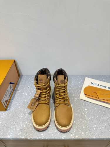 男码+10 Lv X Timberland 添柏岚 联名款 老花 大黄靴 及踝靴 短靴 Lv X Timberland 及踝靴取材 Monogram 压纹防水正