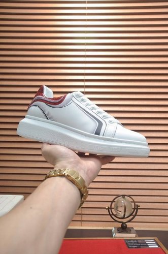 出厂价 原单最新 Mqueen 麦昆 情侣款：女35-40，男38-44 官网同步发售！想不出有任何理由不收它！面料采用头层牛皮面 最新材料 ，内里和垫脚是定制