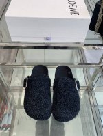 Loewe 罗意威 25ss 新款勃肯拖鞋来自秀场延续品牌设计师Jonathan Anderson一贯的玩味主义色彩 新款 勃肯 穆勒拖鞋以可爱有趣的圆形鞋头搭
