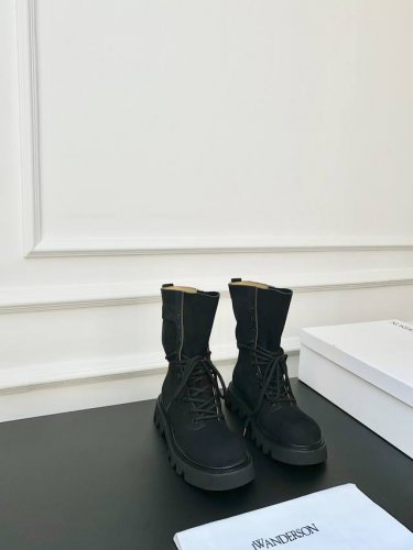 潮牌厚底马丁靴 英国小众品牌独特而不夸张的设计、不易撞款、每款鞋子都足以引领潮流、个性是j.W.的重要标示 注入摩登基因 、探寻多元个性态度、以双色设计与衬垫细