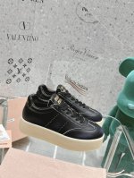 出厂价 Miumiu25早春休闲 运动小白鞋 国内外博主刷爆的一款，小红书种草系列，复古又时髦上脚美炸了 简约的运动设计，减龄又增高打造佛系甜美的休闲风 上脚气
